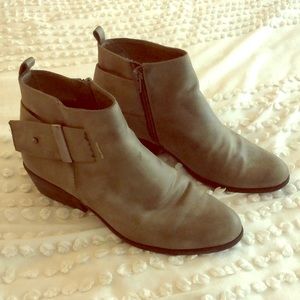 Women’s Gray Low Heel Bootie Size 8
